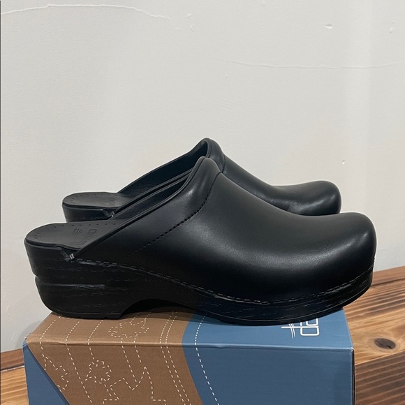 Dansko Sonja Black Cabrio Mule Size EU 37/6.5-7 US
Clogs - Picture 11 of 16